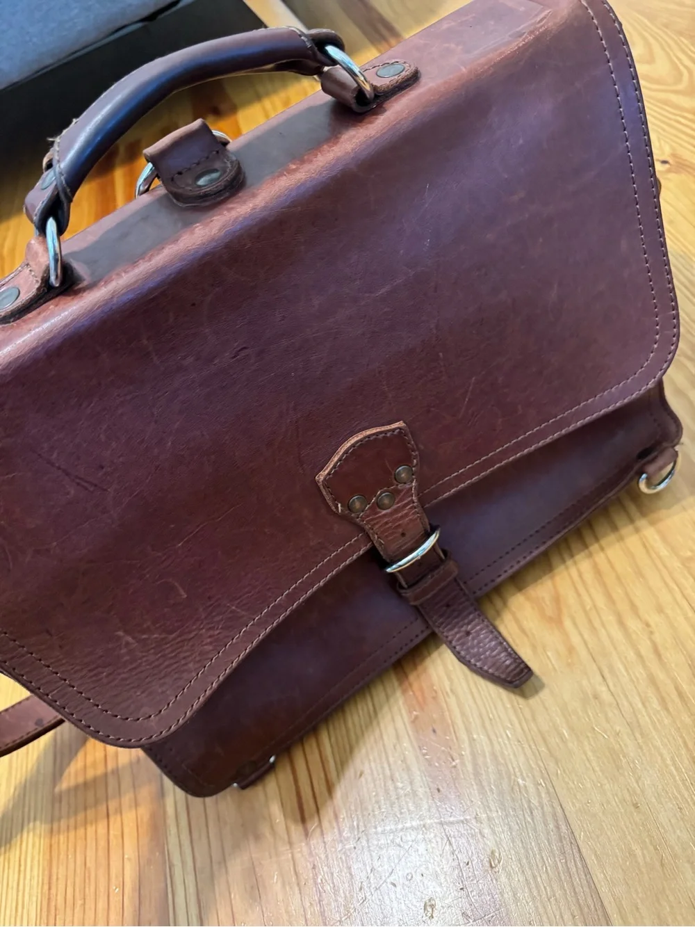 Saddleback Leather Briefcase Chestnut Brown Shoulder Strap Buckle